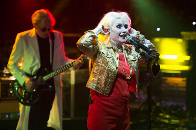 Blondie, cover dupa Beastie Boys - Fight For Your Right la premiile NME (video)