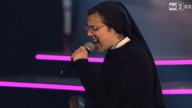 Super-maicuta de la Vocea Italiei a cantat Girls Just Wanna Have Fun in etapa confruntarilor (video)