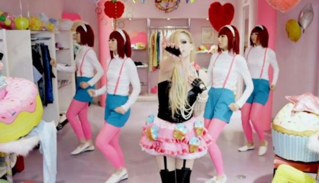 Avril Lavigne - Hello Kitty (videoclip nou)