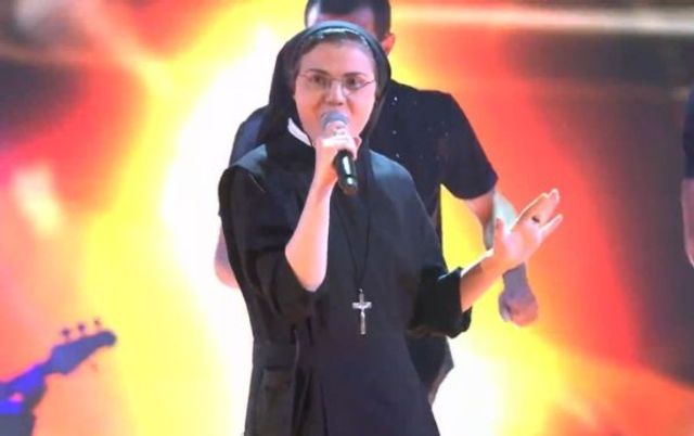Super-maicuta Cristina, in finala Vocea Italiei (video)