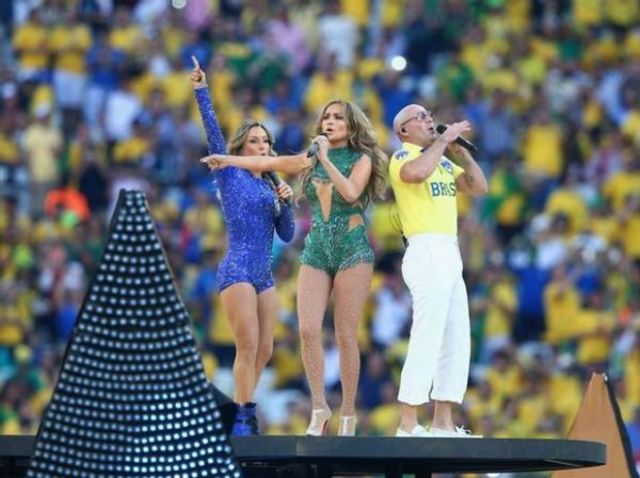 Pitbull, Jennifer Lopez si Claudia Leitte au deschis Campionantul Mondial De Fotbal din Brazilia (video)