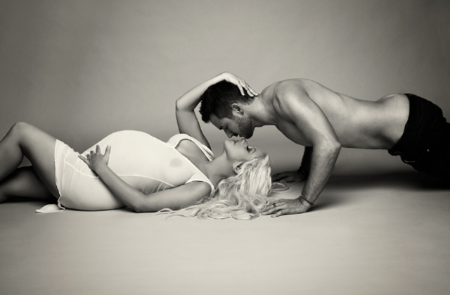 Christina Aguilera a pozat nud in ultima luna de sarcina (foto)
