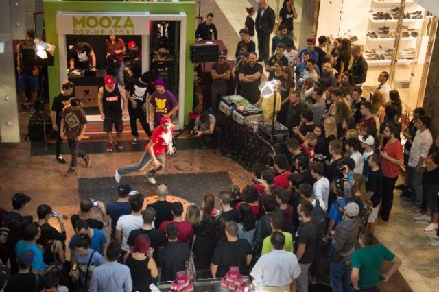 Deliric si-a deschis magazin PORC intr-un mall din Bucuresti (poze)