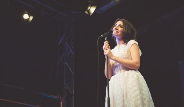 Alexandra Usurelu a lansat primul sau album "La capatul lumii"