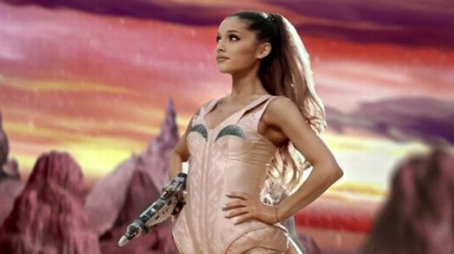 Ariana Grande aduce Apocalipsa in cel mai recent videoclip "One Last Time"