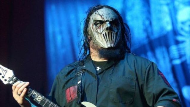 Chitaristul trupei Slipknot a fost injunghiat in cap