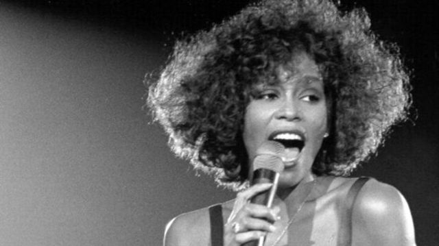 23 de celebritati care si-au inceput cariera ca backing vocals (Lista)
