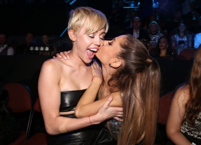 Miley Cyrus si Ariana Grande au cantat "Don`t Dream It`s Over" pentru Happy Hippie Backyard (video)