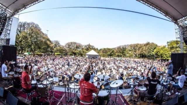 Peste 150 de tobosari au cantat piese de la AC/DC si Megadeth (video)