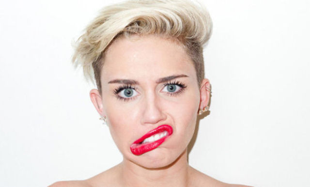 Miley Cyrus va sustine un concert complet dezbracata