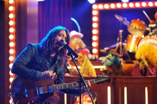 Dave Grohl a cantat cu The Muppets (video)
 