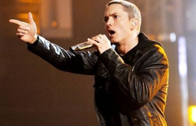Eminem a cantat in premiera piesa "Fack" (video)
 