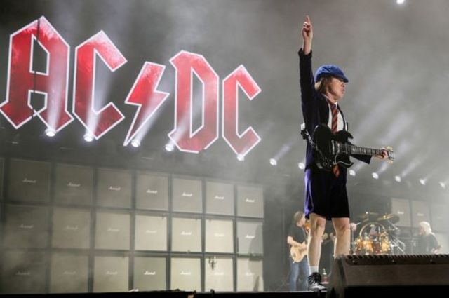 Urmareste imagini de la primul concert AC/DC cu Axl Rose!