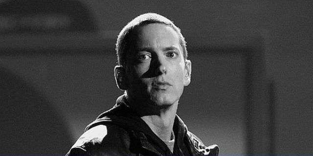 Eminem vinde caramizele casei in care si-a trait copilaria