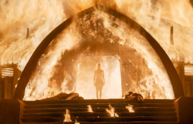 Emilia Clarke (Daenerys) regreta ca a urmarit impreuna cu parintii ei o scena in care apare dezbracata