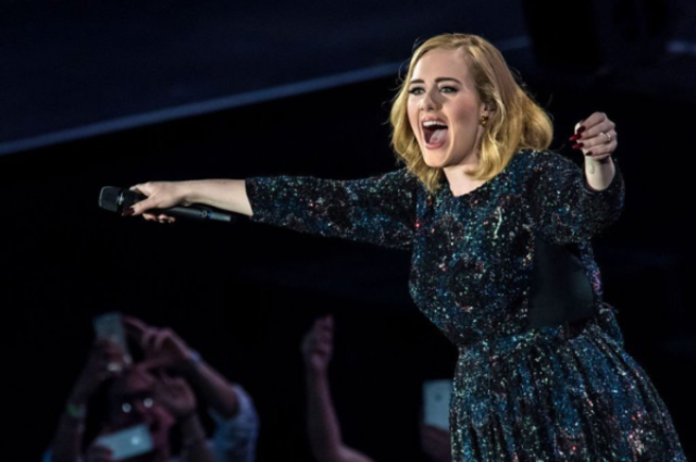 Adele a certat o fana pentru ca filma in timpul concetului