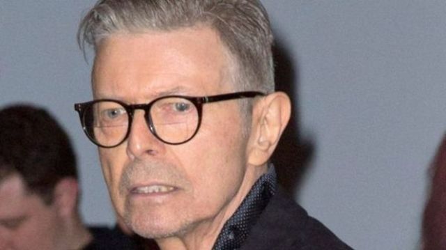 Parul lui David Bowie a fost vandut la o licitatie cu 13,700 de lire sterline