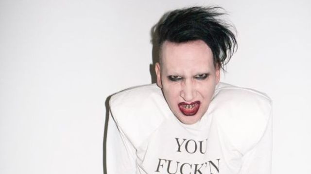 Marilyn Manson taie capul unui politician in noul sau clip