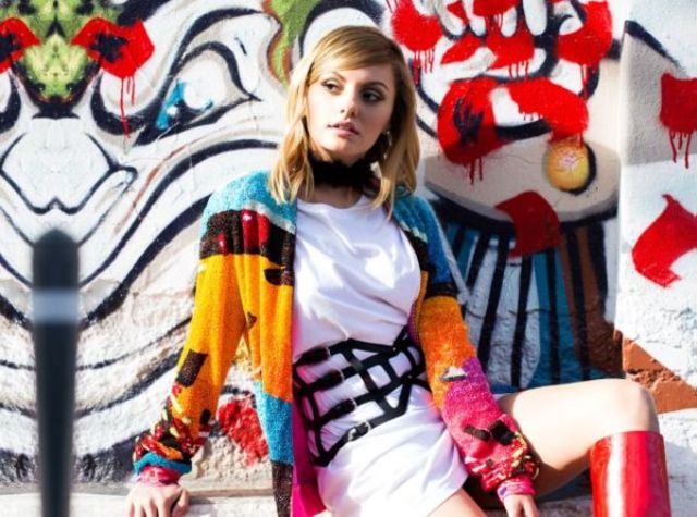 Alexandra Stan joaca rolul lui Mos Craciun la Camara cu Merinde