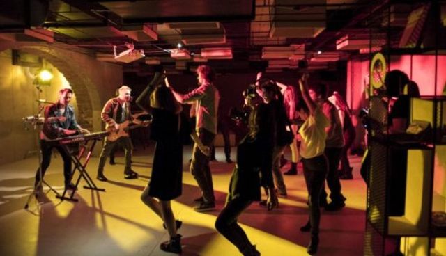 Hot Casandra a lansat videoclipul piesei 'Night Lights'