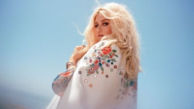 Kesha a revenit cu piesa "Praying" (video)