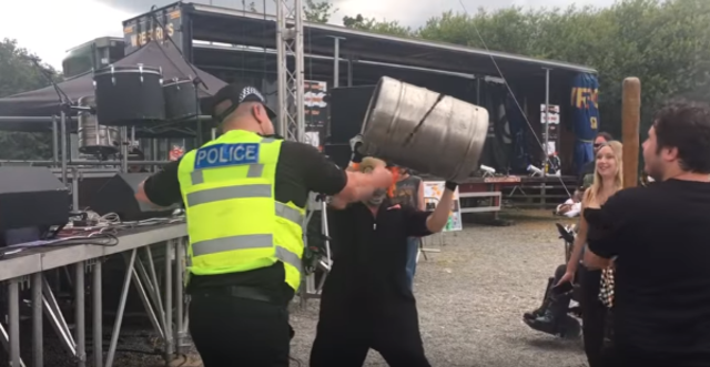 Un politist a cantat piesa "Duality" alaturi de o trupa tribut Slipknot (video)