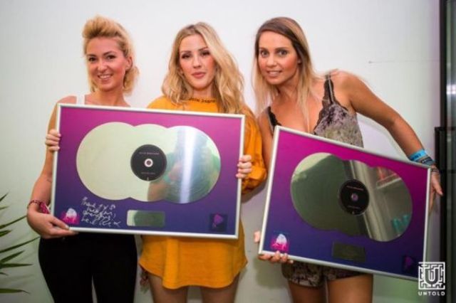 Ellie Goulding a primit triplu disc de platina pentru vanzarile albumului 'Halcyon' in Romania