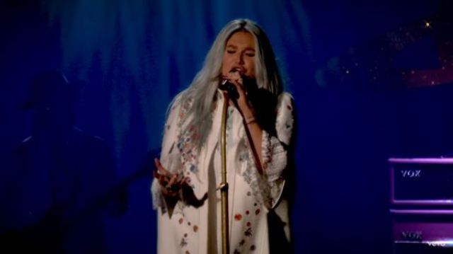 Kesha a lansat o inregistrare live a piesei 'Praying'