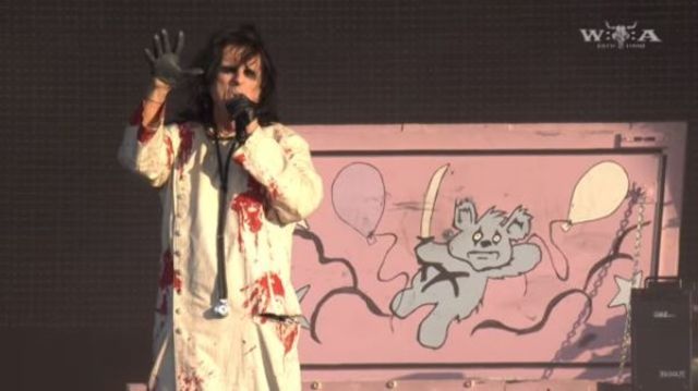 Alice Cooper live la Wacken 2017 cu 'Feed My Frankenstein' si 'School's Out'