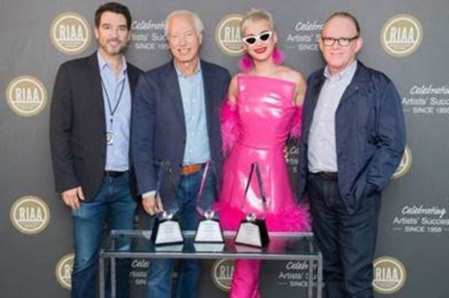 Katy Perry a primit 3 discuri de diamant si a stabilit un nou record