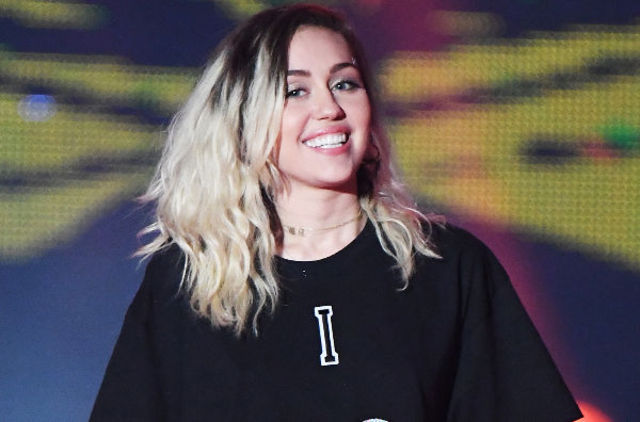 Miley Cyrus a cantat impreuna cu Adam Sandler memoria victimelor din Las Vegas