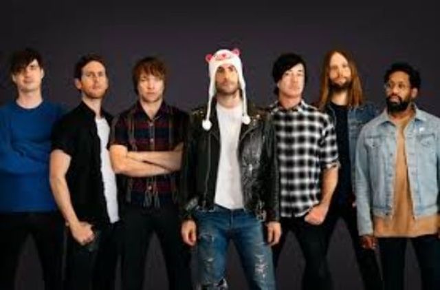 Maroon 5 au lansat clipul celui mai recent single "Wait"