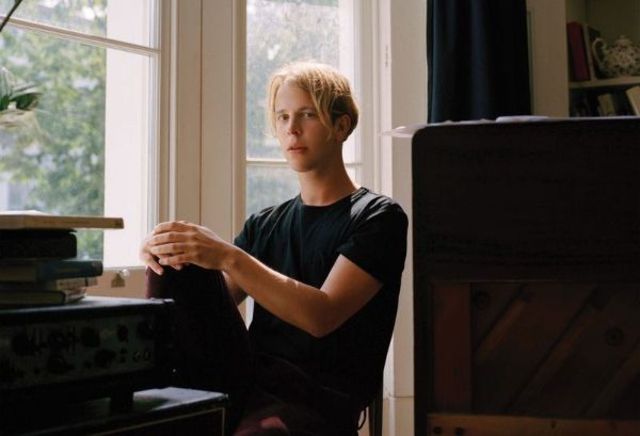 Tom Odell a lansat clipul piesei "Go Tell Her Now"