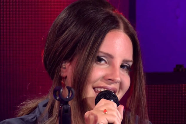 Lana Del Rey canta piesa Arianei Grande, "Break up with your girlfriend, I'm bored"