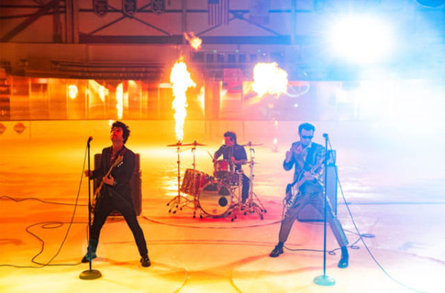 Green Day a lansat "Fire, Ready, Aim"