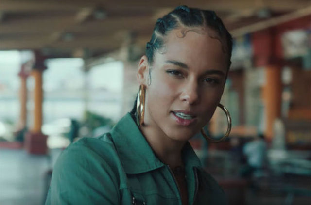 Alicia Keys a lansat "Underdog"