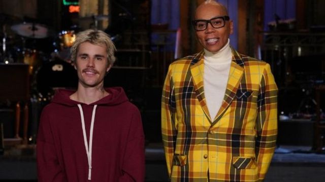 Justin Bieber invitat la Saturday Night Live