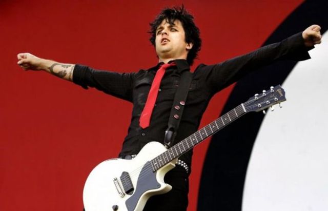 Ascultati coverul "Kids in America" interpretat de Billie Joe Armstrong