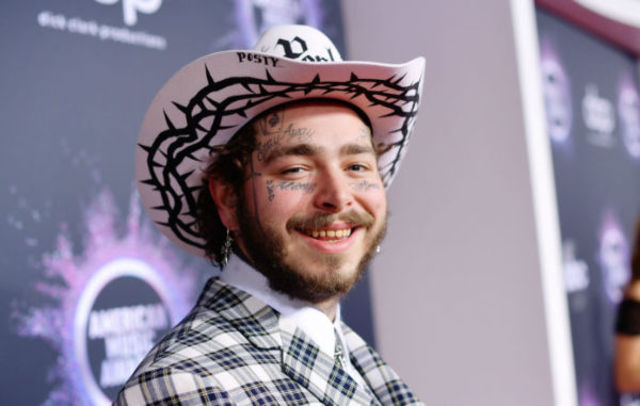 Post Malone doneaza 40.000 de masti faciale