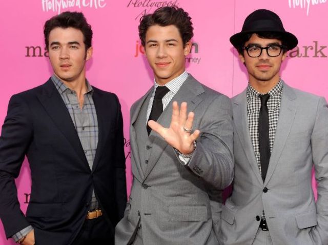 Jonas Brothers au lansat doua piese noi