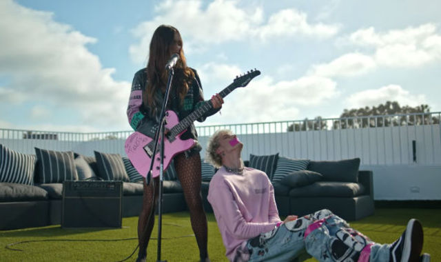 Machine Gun Kelly a lansat clipul pentru "Bloody Valentine"