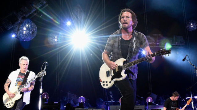 Pearl Jam a interpretat piesa "Dance Of The Clairvoyants" alaturi de Josh Klinghoffer