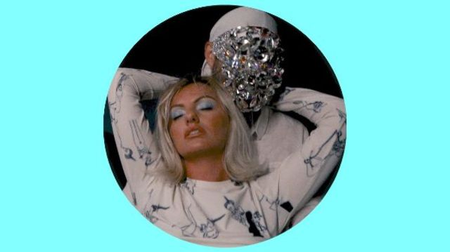Criss Blaziny si Alexandra Stan au lansat piesa "Delfinii"