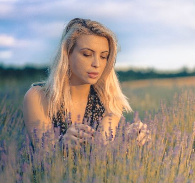 Actrita Sabina Lisievici promoveaza frumusetea naturala pe plaje pustii!