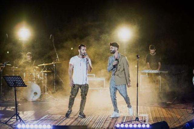 Edward Sanda a marcat lansarea primului sau album printr-un concert live, pentru familie si prieteni