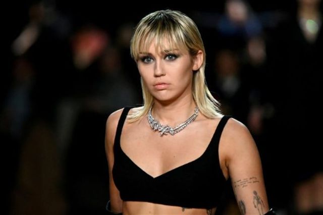 Miley Cyrus a facut un cover pentru piesa "Zombie"