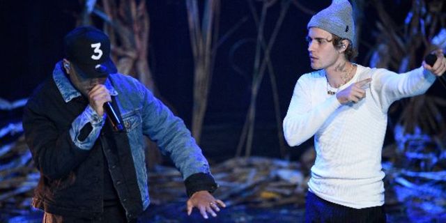 Justin Bieber a interpretat piesele 'Holy' si 'Lonely' live la SNL