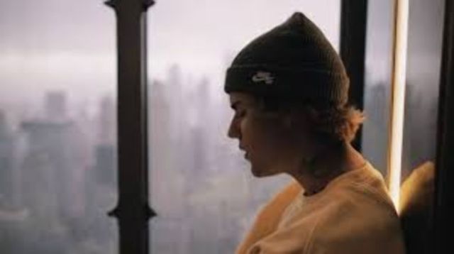Justin Bieber a lansat versiunea acustica pentru "Holy" alaturi de un videoclip