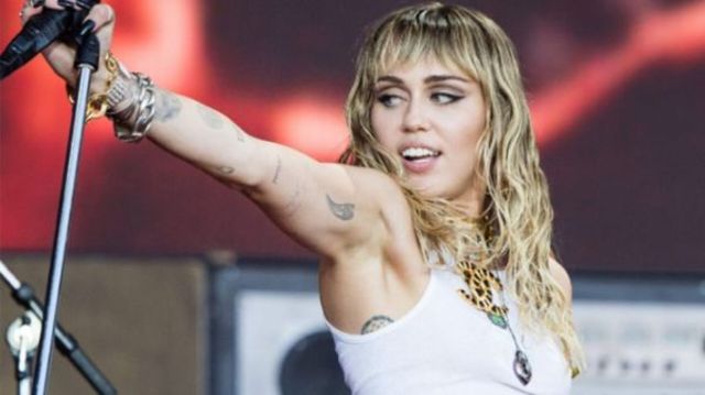 Miley Cyrus a lansat albumul "Plastic Hearts"