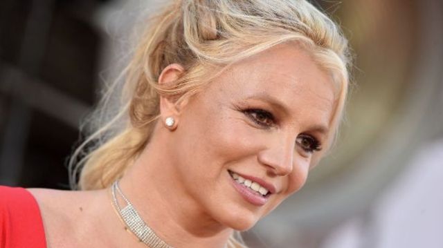 Britney Spears a lansat single-ul "Swimming In The Stars"